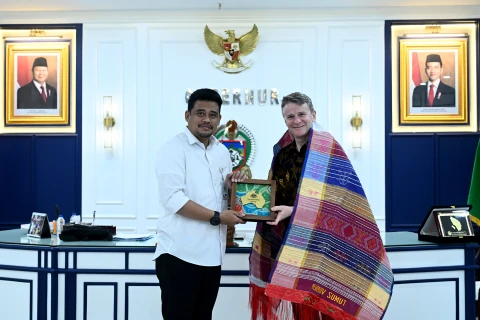 M. Bobby Afif Nasution didampingi para OPD menerima kunjungan kehormatan Duta Besar Australia untuk Indonesia, Rod Brazier, di Ruang Kerja Gubernur lantai 10 Kantor Gubernur Sumut, Jalan Diponegoro Nomor 30, Medan, Selasa (12/5/2026).