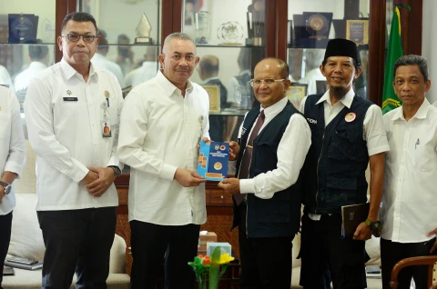 Sulaiman Harahap menerima audiensi Forum Pengurangan Resiko Bencana (FPRB) Provinsi Sumut di Ruang Kerja Lantai 9 Kantor Gubernur Sumut Jalan Diponegoro Kota Medan, Rabu (6/5/2023).