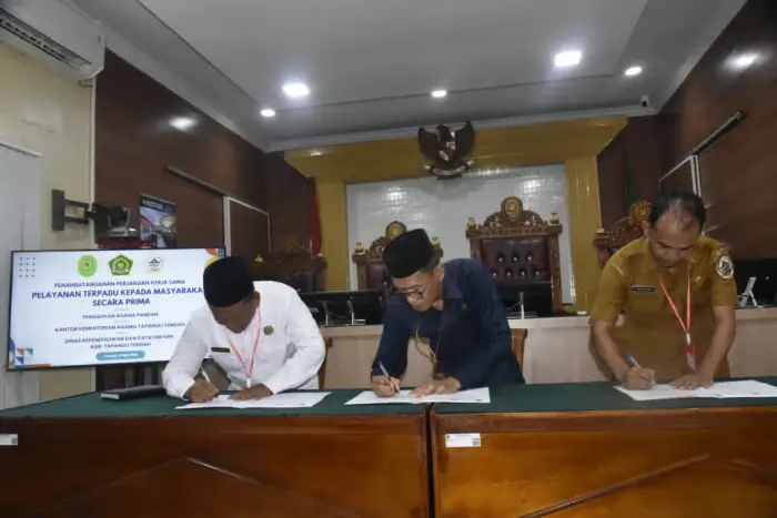 Disdukcapil Tapteng dengan Pengadilan Agama dan Kantor Kementerian Agama daerah setempat, menandatangani perjanjian kerja sama Pelayanan Terpadu Sidang Keliling bertajuk 'One Day All Service', di ruang sidang Pengadilan Agama Pandan.