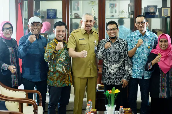 Sulaiman Harahap menerima audiensi Pengurus Asosiasi Eksportir dan Produsen Handicraft Indonesia (ASEPHI) di Ruang Kerja Lantai 9 Kantor Gubernur Sumut Jalan Diponegoro Kota Medan, Senin (25/5/2026).