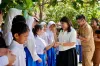 Ketua TP PKK Siantar Ny Liswati Serahkan KTP Elektronik dan KIA kepada Murid SLB Negeri Pematangsiantar