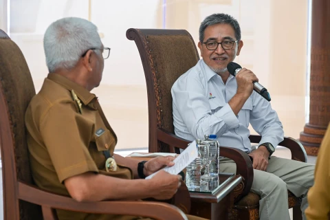 Surya menerima audiensi Satuan Kerja Khusus Pelaksana Kegiatan Usaha Hulu Minyak dan Gas Bumi (SKK Migas) di Anjungan Lantai 9 Kantor Gubernur Sumut, Jalan Diponegoro No. 30, Medan, Senin (11/5/2026).