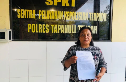 Novelita Tarihora menunjukkan STPL laporkan dugaan penganiayaan yang menimpa suaminya, Henra Hutauruk Plt Lurah Padang Masiang, di Polres Tapanuli Tengah.