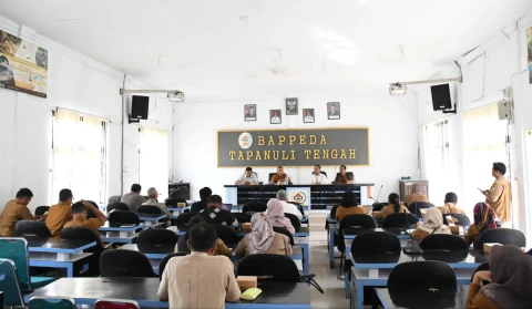 Peserta rapat koordinasi lintas sektor hadiri pembahasan ekonomi Tapteng di sektor pertanian, kelautan, koperasi dan UMKM, di ruang pertemuan Bappeda Tapanuli Tengah.