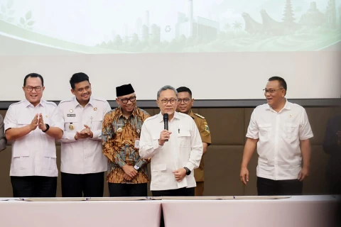 Muhammad Bobby Afif Nasution menandatangani nota kesepakatan (MoU) percepatan pembangunan Pengolahan Sampah Menjadi Energi Listrik (PSEL) bersama Danantara di Jakarta, Senin (11/5/2026).