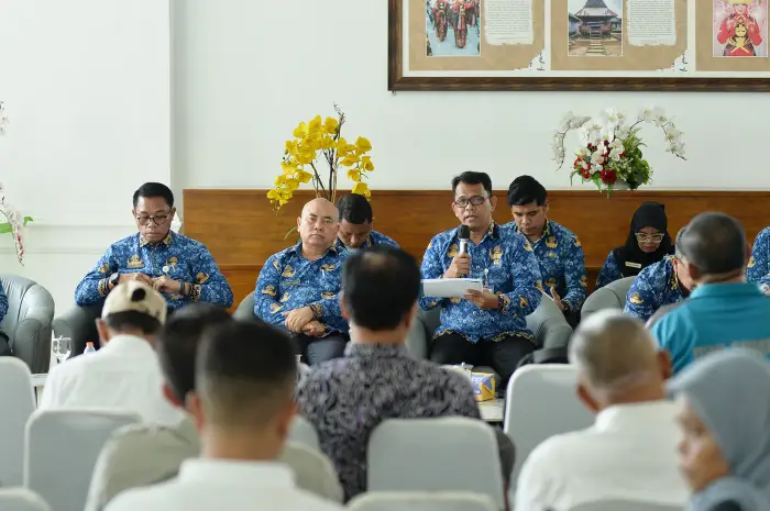Konferensi Pers terkait ketersediaan bahan pokok difasilitasi Dinas Kominfo Sumut ini berlangsung di Lobby Dekranasda Lantai 1 Kantor Gubernur Sumut Jalan Diponengoro Kota Medan, Rabu (20/5/2026).