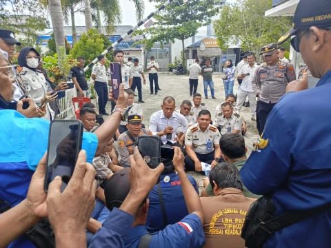 Di hadapan kamera, Kalapas Kelas IIA Labuhan Ruku, Hamdi Hasibuan, menyampaikan pernyataan resmi usai aksi demonstrasi puluhan wartawan Batu Bara berlangsung.