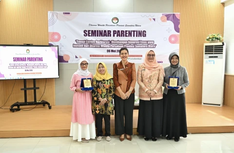 Seminar Parenting dengan tema "Sumut Cerdas yang Inovatif dari Dharma Wanita Sumut" di Aula Lantai 2 Kantor DWP Sumut Jalan T Cik Ditiro Nomor 8 Medan, Rabu (6/5/2026).