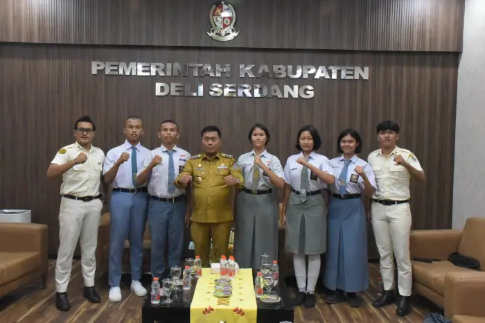 Lom Lom Suwondo SS menerima audiensi empat siswa terbaik Kabupaten Deli Serdang yang akan mengikuti Seleksi Pasukan Pengibar Bendera Pusaka (Paskibraka) Tahun 2026 tingkat Provinsi Sumatera Utara di Kantor Bupati Deli Serdang, Senin (18/5/2026).