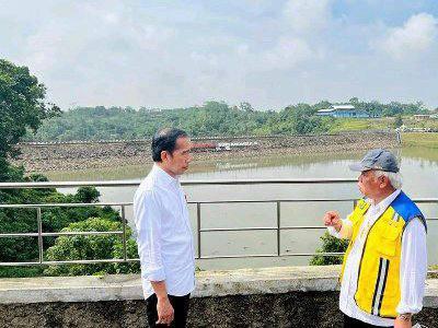 Presiden bersama Menteri Pekerjaan Umum dan Perumahan Rakyat (PUPR), Basuki Hadimuljono, Jumat, 17 Juni 2022.