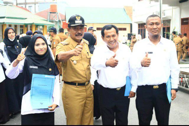 Drs Amir Hamzah bersama PPPK Guru Kota Binjai, Senin (27/6)