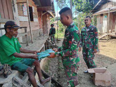Pemberian kelambu kepada masyarakat oleh Satgas Yonif 126/KC