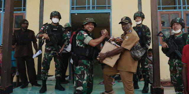 Satgas Pamtas Yonif 126/KC Datangi Kampung Pund Distrik Waris Bagikan Sembako dan Bingkisan