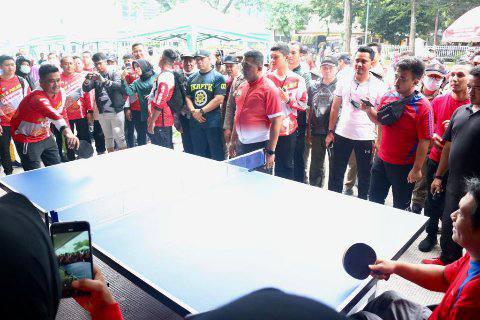 Bobby dan warga penyandang disabilitas bermain pingpong, Minggu (19/6)