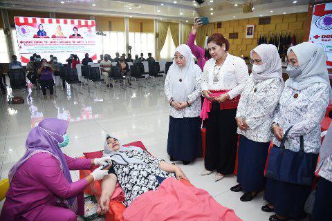 Nawal Lubis mendonorkan darahnya pada acara Donor Darah YKI Sumut bersama Perempuan Berkebaya Indonesia (PBI) Sumut di Aula Tengku Rizal Nurdin, Rabu (08/06).