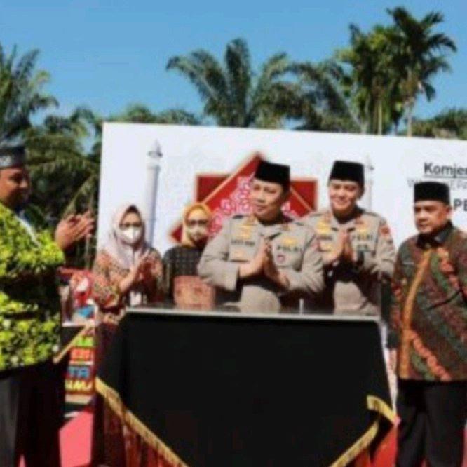 Komjen Gatot Eddy Pramono melakukan peletakan batu pertama pembangunan Masjid Al Kastoeri