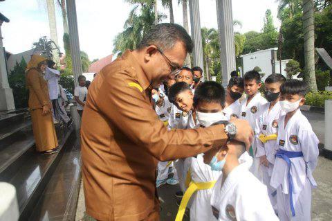 Sekretaris Daerah (Sekda) Budi Utari Siregar AP, melepas atlet dari halaman Balai Kota Pematangsiantar, Senin (27/6/2022)