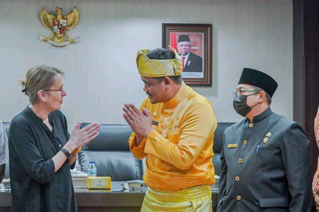 Bobby Nasution saat menerima kunjungan kerja Ms Valerie Jualiand