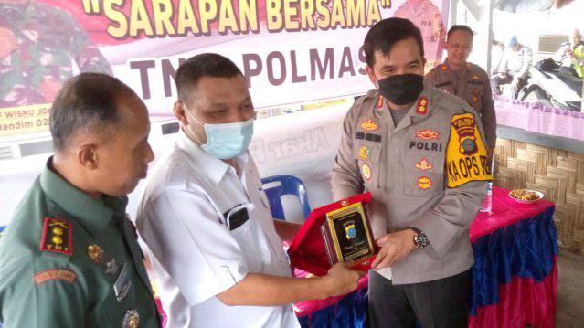 Dandim Langkat dan Kapolres Binjai menyerahkan cinderamata kepada masyarakat