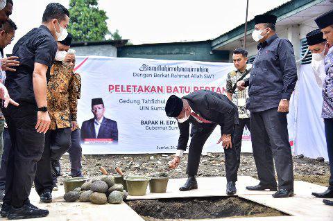 Edy Rahmayadi meletakkan batu pertama sebagai tanda dimulainya secara resmi pembangunan Gedung Tahfizhul Quran - Wahdatul Ulum di Kampus Universitas Islam Negeri (UIN) Sumut, di Kampus UIN Sumut, Jalan Sutomo, Medan, Jumat (24/6/2022).