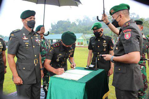 Upacara serah terima jabatan Komandan Batalyon Infanteri Raider 613/Raja Alam
