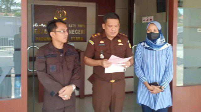 Kepala Seksi (Kasi) Pidum Dona Martinus Sebayang, SH didampingi Kasi Intel Hendrik Dolok Tambunan SH dan Kanit PPA Polres Tapsel, Kamis (2/6).