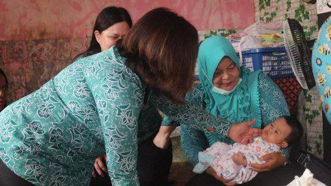 Sosialisasi sekaligus beri makanan tambahan untuk bayi dan ibu hamil di Medan Tuntungan 