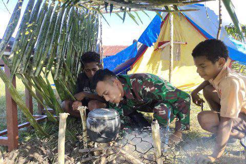 Prajurit TNI dan anak Pramuka di perbatasan Papua