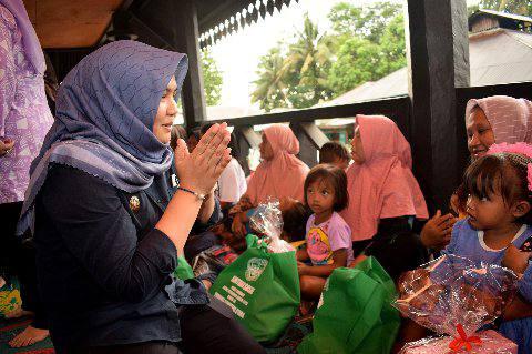 Wakil Bupati Mandailing Natal Atika Azmi Utami,&nbsp; mengunjungi anak anak stunting di Bagas Godang Pidoli Dolok, Panyabungan, Madina, Rabu (15/6).&nbsp;