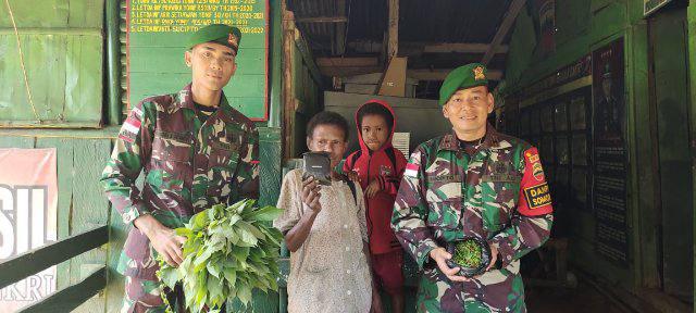 Danpos Letda Inf Sucipto dengan salah seorang ibu beserta anak perempuan mendatangi Pos Somografi dengan maksud dan tujuan menukar hasil dari kebun
