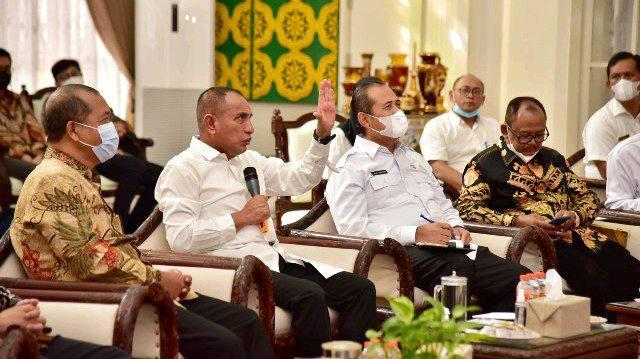 Edy Rahmayadi mendengarkan progres dan laporan terkait pembangunan Rumah Susun Sederhana Sewa (Rusunawa) pada kawasan Kek Sei Mangkei di Medan, Rabu (22/6/2022).