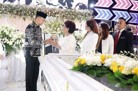 Musa Rajekshah melayat dan mengucapkan belasungkawa secara langsung kepada keluarga Pendeta Markus Daniel (MD) Wakkary di Medan, Sabtu (25/6).