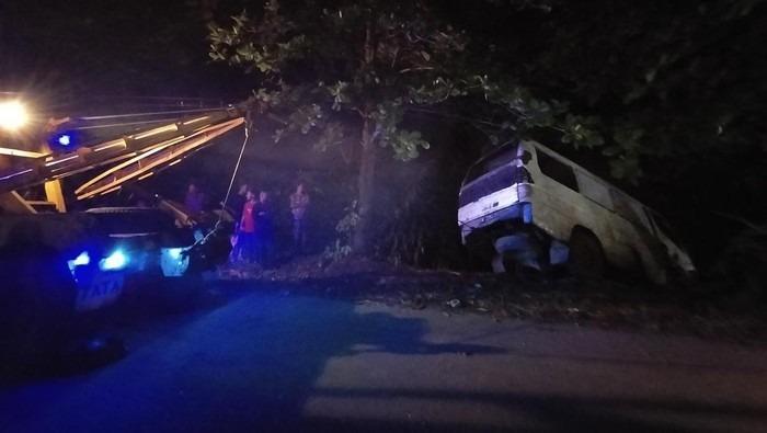 Proses evakuasi minibus pelaku penabrakan 