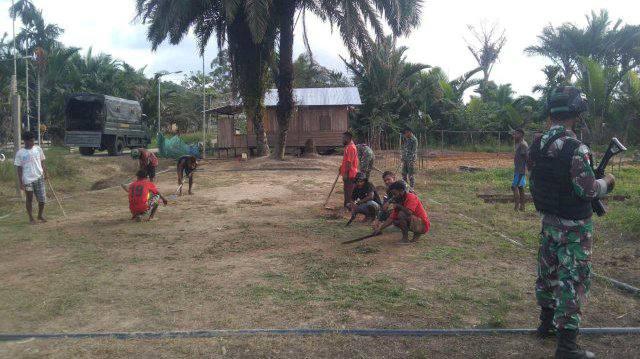 Pembersihan lapangan Voli di Kampung Yuruf, Distrik Yaffi, Kabupaten Keerom, Papua.