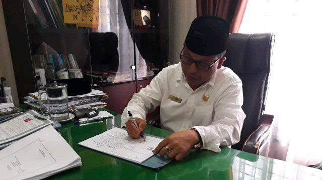 Kepala Kantor Kementrian Agama (Kemenag) Kabupaten Serdang Bedagai&nbsp;Zulkifli Sitorus, S.Ag, MA di ruang kerjanya.