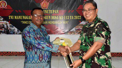 Penyerahan kunci rumah secara simbolis program TMMD ke-113