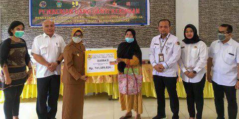 Masyarakat menerima buku tabungan berisi Uang Ganti Kerugian Pembangunan Jalan Tol Tahap I (Satu) Ruas Tebing Tinggi-Pematangsiantar, Selasa (21/6) 