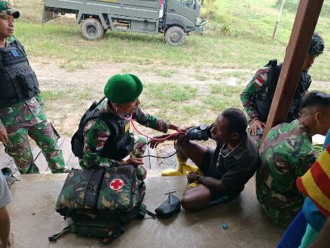 Prajurit TNI memberikan layanan kesehatan