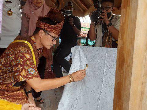 Sandiaga Uno beserta rombongan langsung meninjau produk UMKM lokal, Kamis (23/6)