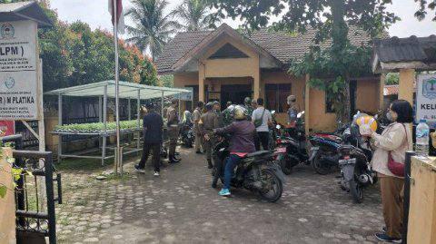 Dua kelompok massa saat berada di kantor Lurah Bakti Karya, Binjai Selatan 