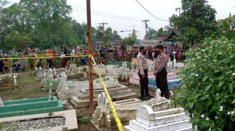 Aparat kepolisian mengamankan kuburan almarhum siswa SD di Binjai, Rabu (15/6)