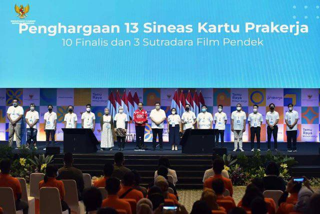 Presiden bersilaturahim dengan para penerima Kartu Prakerja dari seluruh Indonesia di Sentul International Convention Center (SICC) Bogor, Jawa Barat, Jumat, 17 Juni 2022.