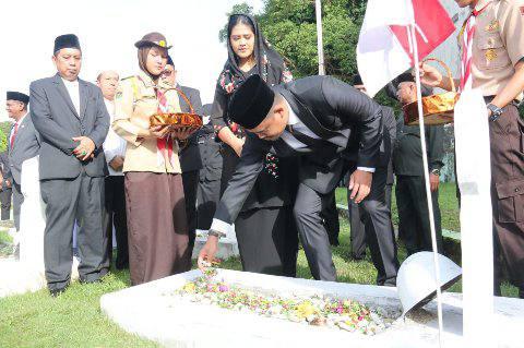 Bobby Afif Nasution berziarah ke Taman Makam Pahlawan Bukit Barisan di jalan SM. Raja, Kamis (30/6/2022).