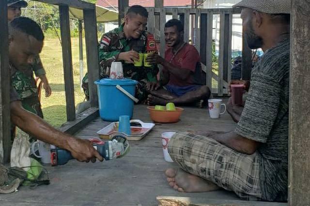 Danpos Pos Batom Letda Inf H. Capah mengajak masyarakat minum kopi bersama dengan berbekal kopi dari Pos.