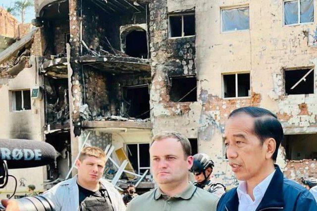 Rabu, 29 Juni 2022, Presiden Joko Widodo dan Ibu Iriana meninjau kompleks Apartemen Lipky di Kota Irpin, Ukraina.