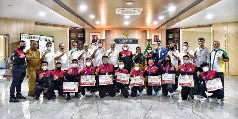 Penyerahan bonus kepada 12 atlet dan dua pelatih asal Sumut yang meraih medali di Sea Games Vietnam, di Kantor Gubernur Sumut, Selasa (31/5/2022).