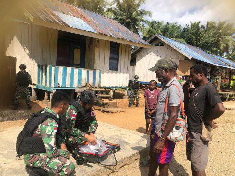 Satgas Pamtas Yonif 126/KC Berikan Pengobatan Keliling Kampung