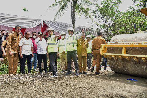 Groundbreaking Pekerjaan Pembangunan Jalan dan Jembatan Provinsi Sumatera Utara untuk Kepentingan Strategis Daerah Provinsi Sumatera Utara di Deliserdang, Senin (27/6/2022).