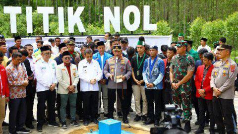 Kapolri bersama para Ketua Serikat Buruh dan Organisasi di Titik O IKN Nusantara, Jum'at (17/6)