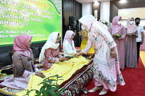 Milad ke 23 Pengajian Sejuta Ummat dan Tepung Tawar Ibu-Ibu Forkopimda Provinsi Sumut yang diselenggarakan di Aula AH Nasution, Markas Kodam I Bukit Barisan, Jalan Gatot Subroto, Medan, Rabu (8/6/2022).